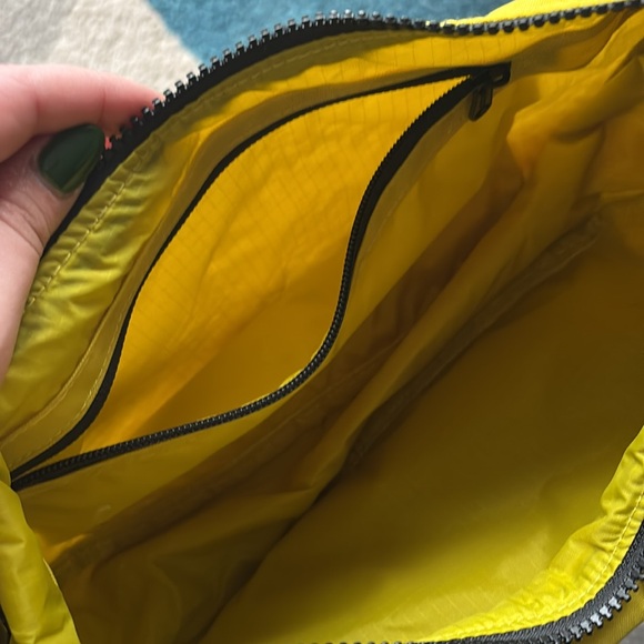 Yellow medium crescent Baggu crossbody bag - Picture 4 of 5